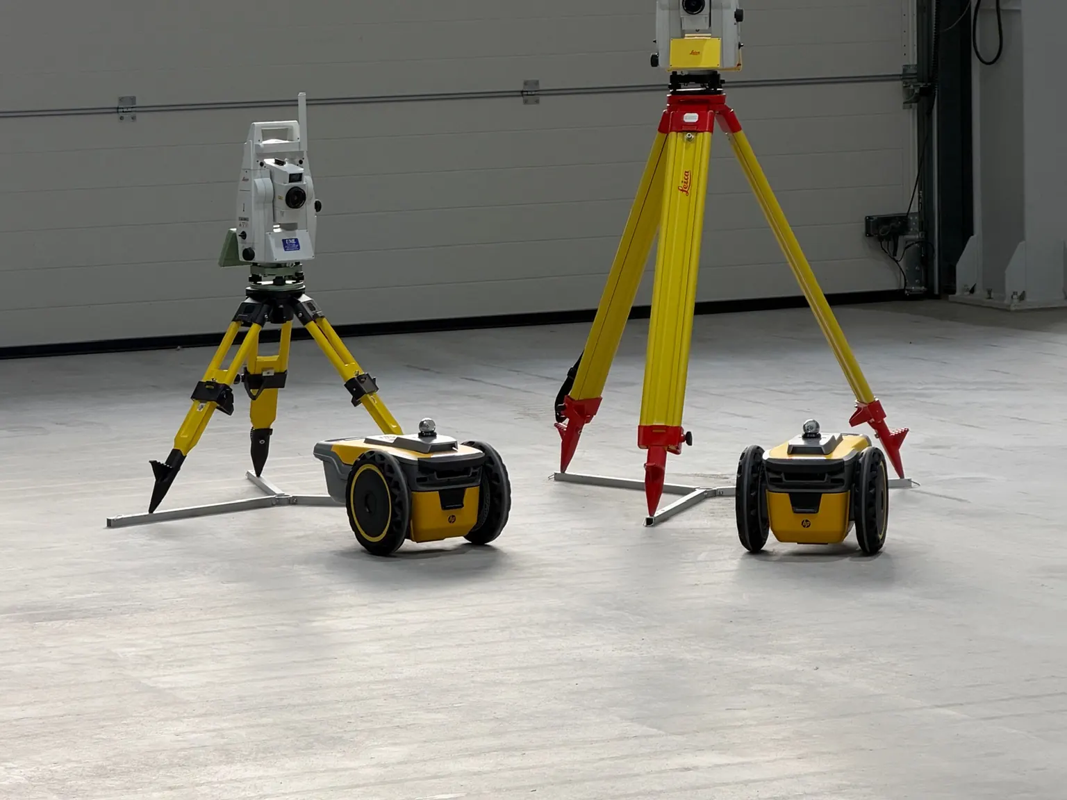 Ausrüstung für den Einsatz: zwei Leica Tachymeter und zwei HP SitePrint