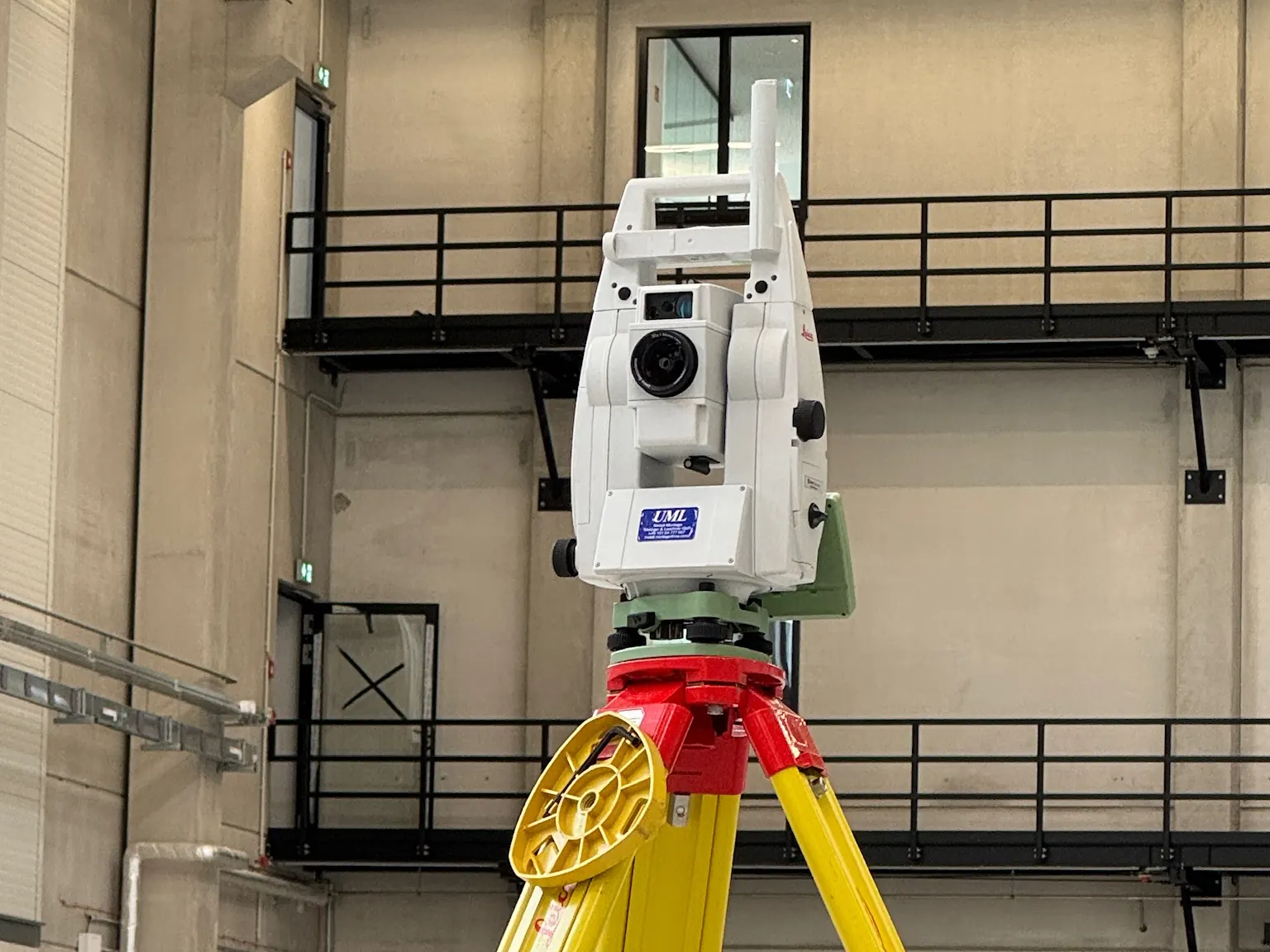 Leica Tachymeter wird in der Halle aufgestellt