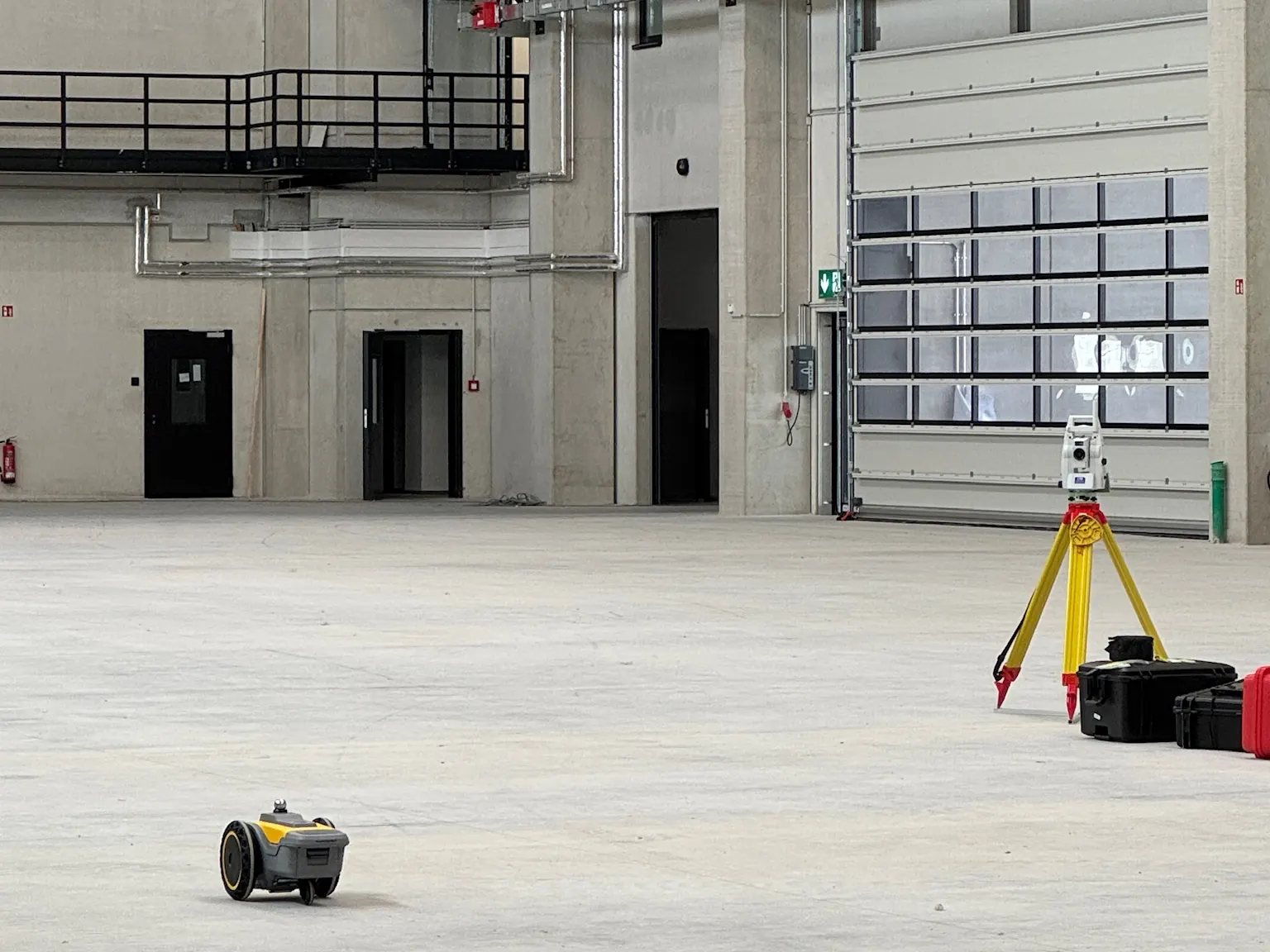 HP SitePrint und Leica Tachymeter in einer Neubauhalle mit Galerie