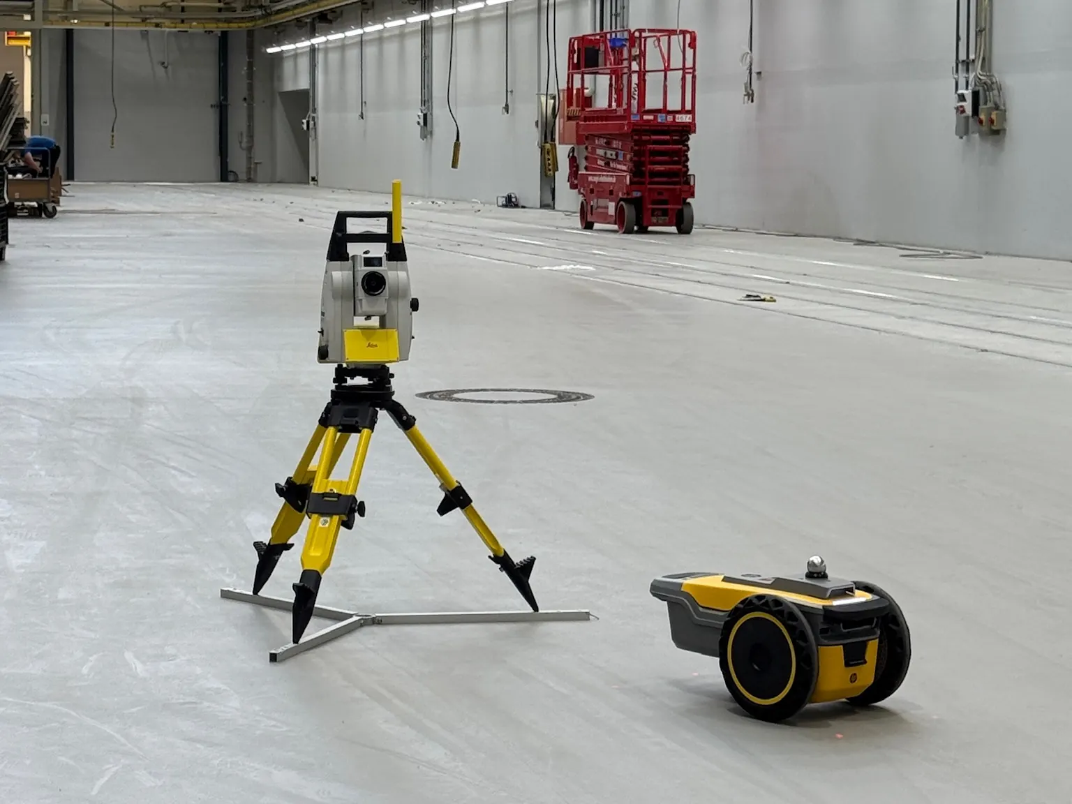 Leica Tachymeter und HP SitePrint in einer hellen Montagehalle