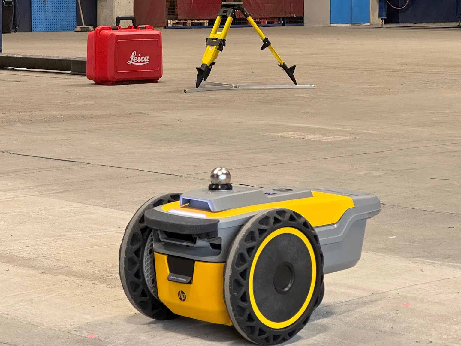 HP SitePrint und Leica Tachymeter im Einsatz in einer Produktionshalle