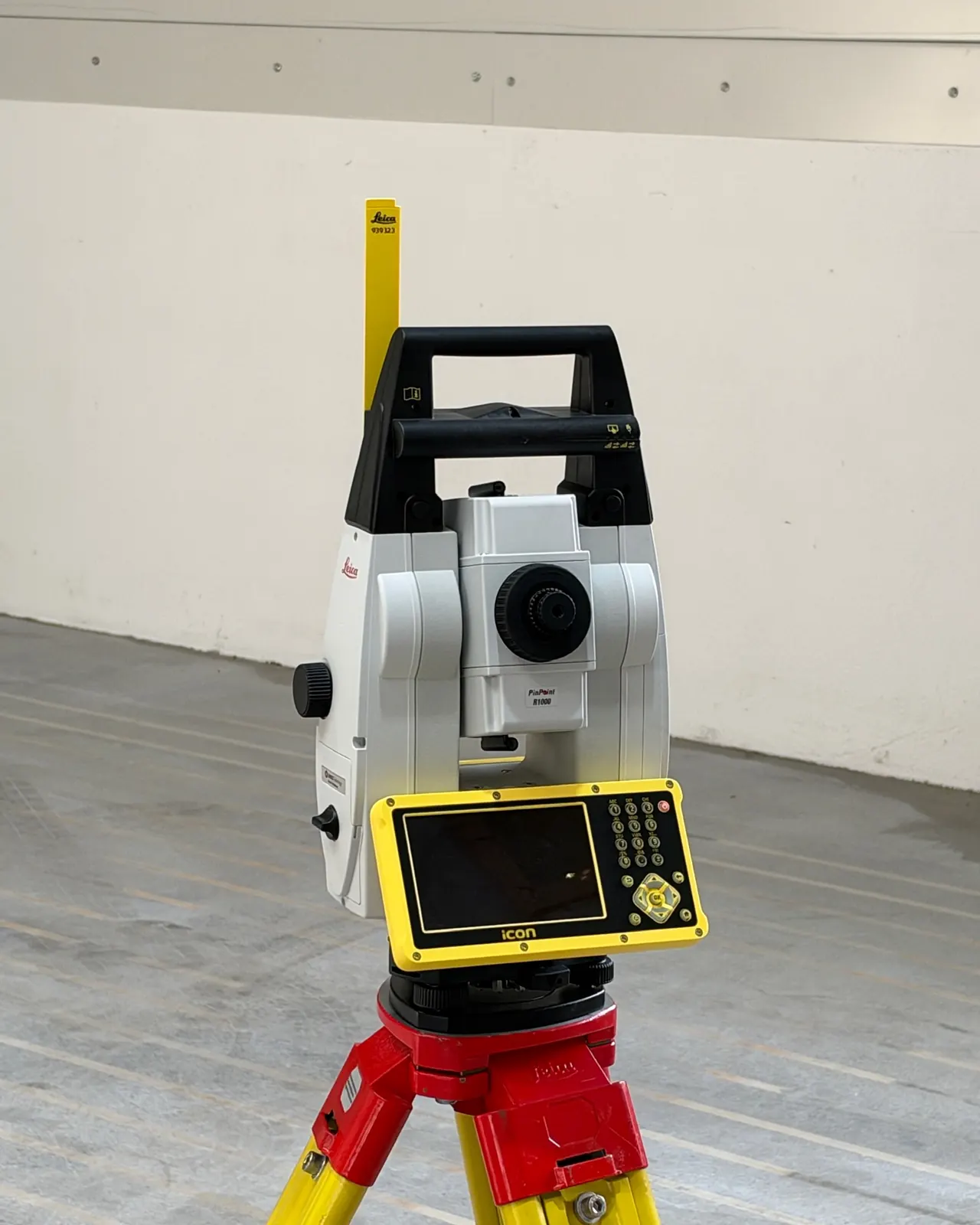Leica iCON iCR80 auf Stativ
